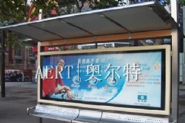 候（hòu）車亭櫥窗變“大花臉”