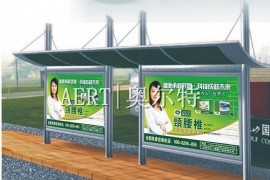“海鷗（ōu）”掀翻候車亭頂棚 日曬（shài）雨淋苦了（le）候車人