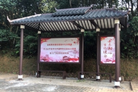 候車（chē）亭燈箱廣告為情人節增添喜氣