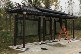 仿古候車（chē）亭（tíng）讓整個城市的建築風（fēng）格更加和諧
