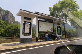 公交候車亭對於外（wài）地遊客來說充（chōng）當著“導遊”的作用